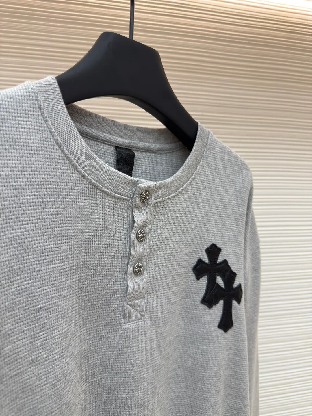Chrome Hearts patchwork leather Henry collar waffle sweatshirt ●Original version: Purchased and developed for 17500 ●Item number: 1680093-A50 ●Fabric: waffle fabric ●Technology: Positioning cutting machine ●Version: fitted version ●Weight: about 520 grams ●Size: S-M-L-XL ●Description: The fabric is made of 350g cotton waffle double-layer material before washing (distinguish between low-gram weight cutting corners and non-pure cotton market goods) The silver buckles and scrolls are made of antique bronze and real silver (the materials used have reached 300+ quality on the market). The leather labels are still made of genuine imported lambskin. The most important thing is the hand-sewn leather (it involves high costs when it comes to manual work). A lot of effort has been put into the fabric, hardware and craftsmanship. The top quality in the market and the industry benchmark are only owned by a few people. The overall wiring is straight and delicate, the fabric is comfortable and soft, and the color is consistent without color difference. It can be matched with the same style to create a fashionable look and control various occasions. Customized accessories, complete with three standards, same style for men and women!